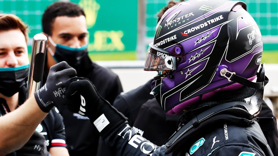 Lewis Hamilton félicite de son poing droit levé un membre de son équipe après la séance de qualification du Grand Prix de Turquie