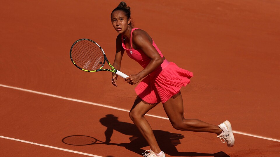 Tennis player Laila Annie Fernandez looks up while running.