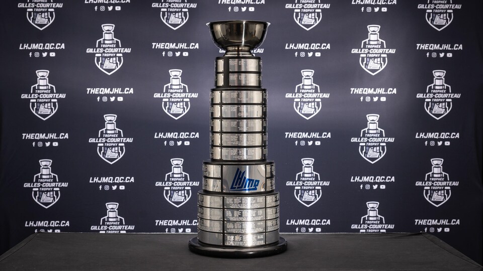 Le trophée sur une table.