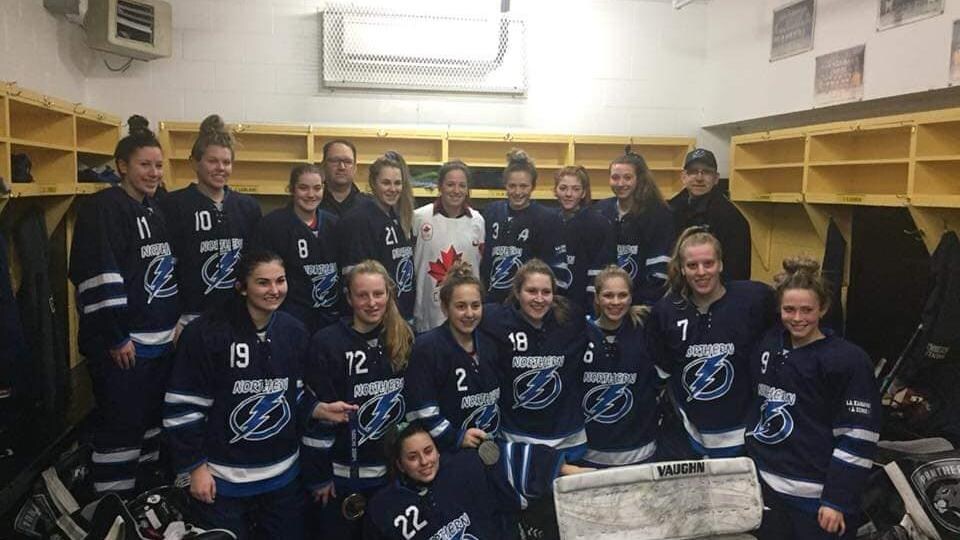 Joueuses de hockey lors d'une photo.