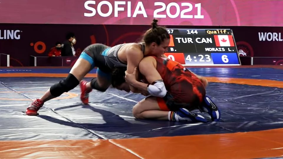 Linda Morais (en bleu) pendant un combat du tournoi de qualification olympique à Sofia