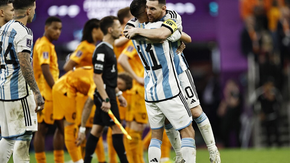 Lionel Messi saute dans les bras de son coéquipier après la victoire.