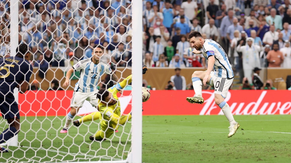 À l'entrée du but français, Lionel Messi regarde le ballon qu'il vient de frapper du pied droit, alors que le gardien Hugo Lloris plonge, incapable de faire un deuxième arrêt.