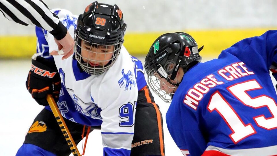 Don d'équipement de hockey pour des jeunes de Kahnawake 