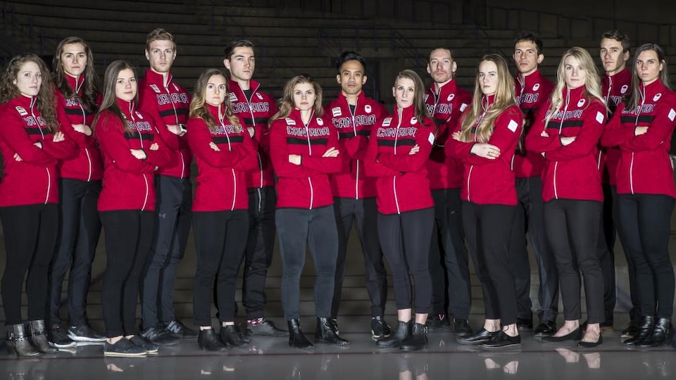 Quinze des dix-neuf patineurs qui représenteront le Canada en longue piste aux Jeux olympiques de Pyeongchang. 