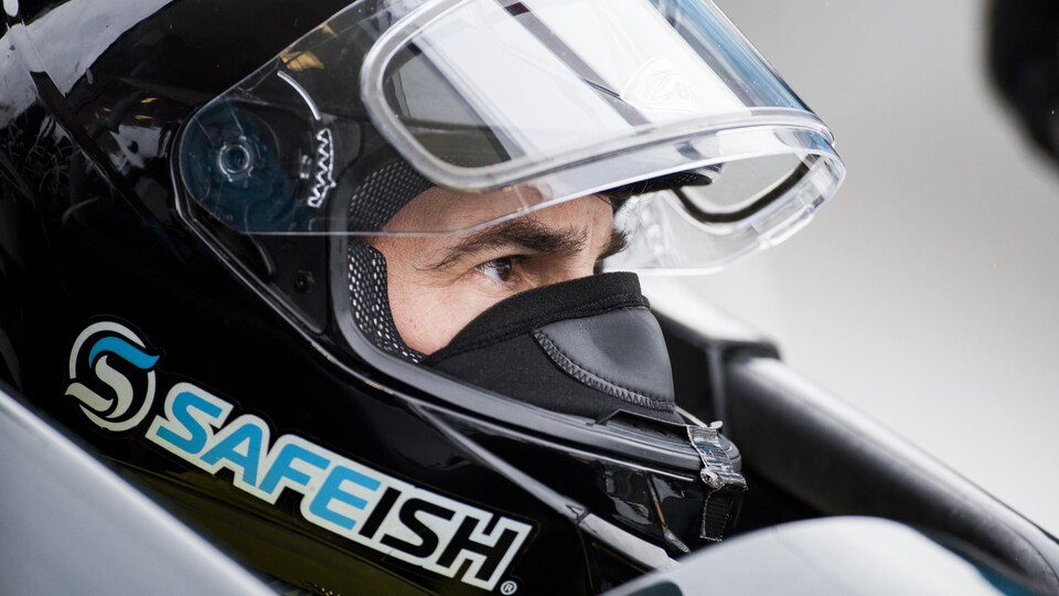 Derrière son casque, l'homme paraît concentré. 