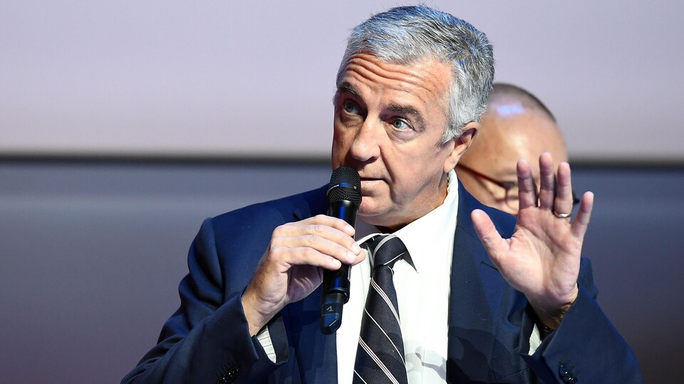 Il prononce un discours.