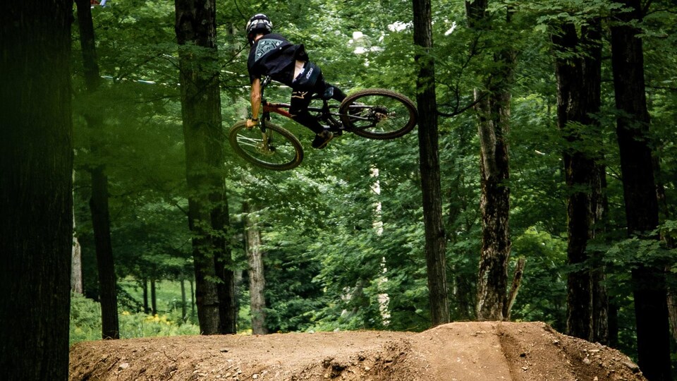 Le cycliste effectue un saut sur une butte de terre