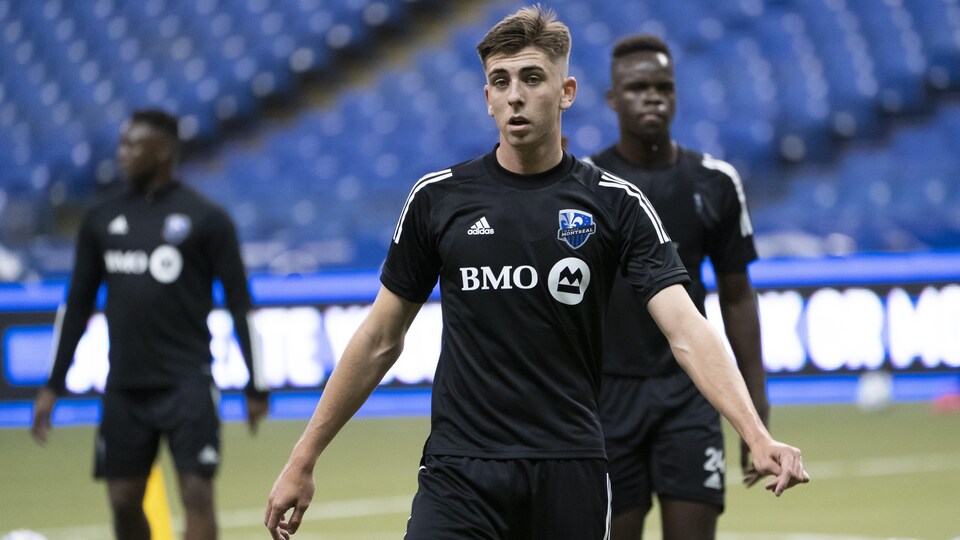 Il s'entraîne avec ses coéquipiers de l'Impact de Montréal.
