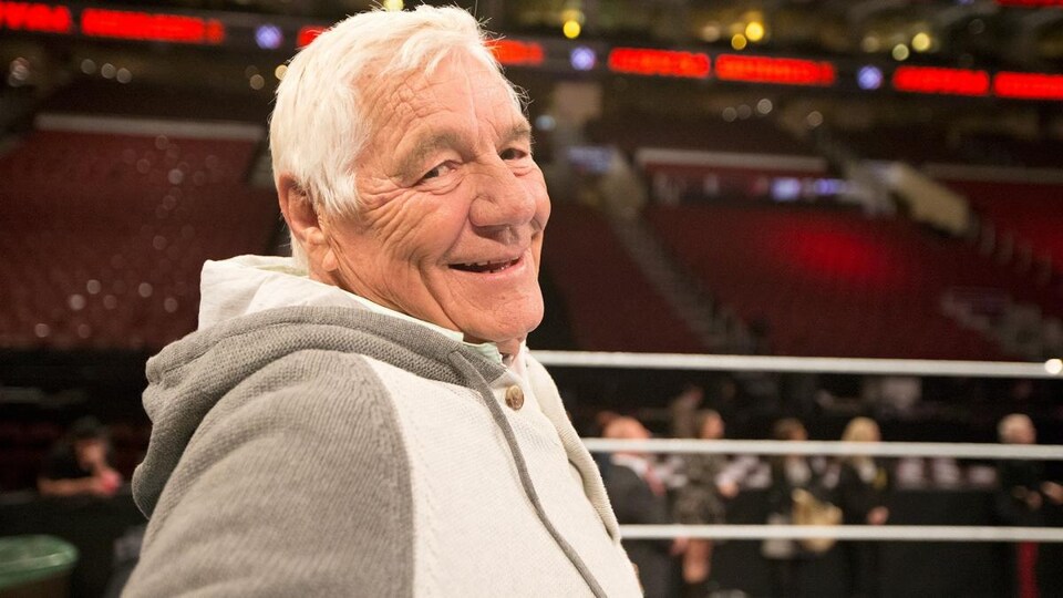 Il sourit dans le ring.