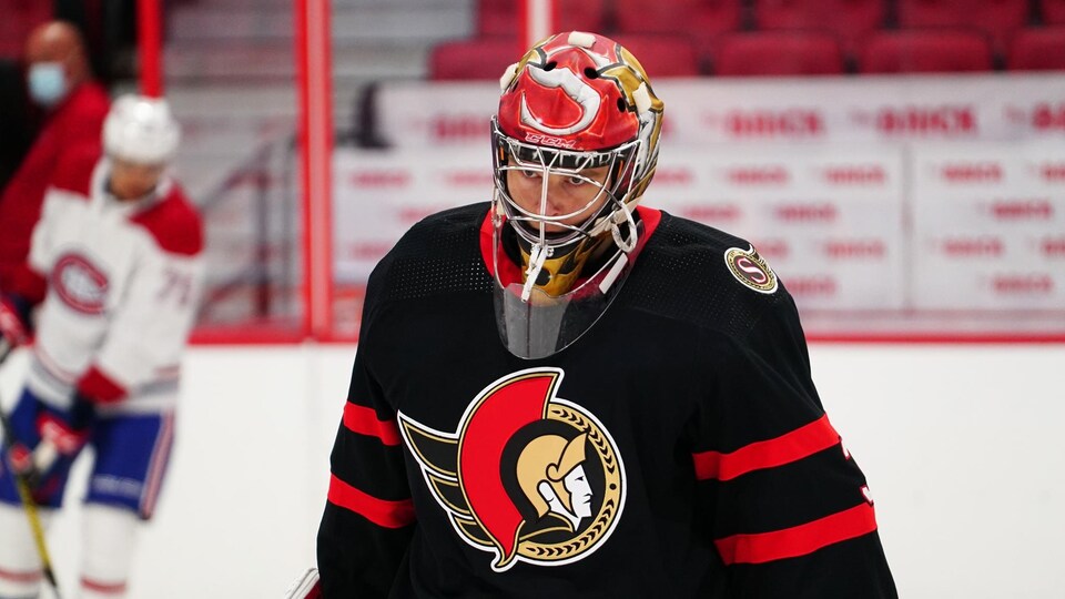 Il observe l'action lors de l'échauffement avant le match face au Canadien.