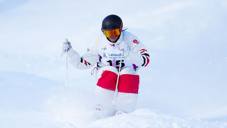 Une skieuse dans une piste de bosses.