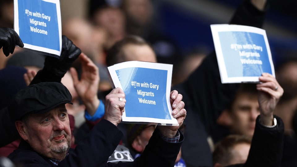 Des partisans de Leicester brandissent des affiches sur lesquelles est écrit un message de solidarité «Je suis avec Gary, les migrants sont les bienvenus». 