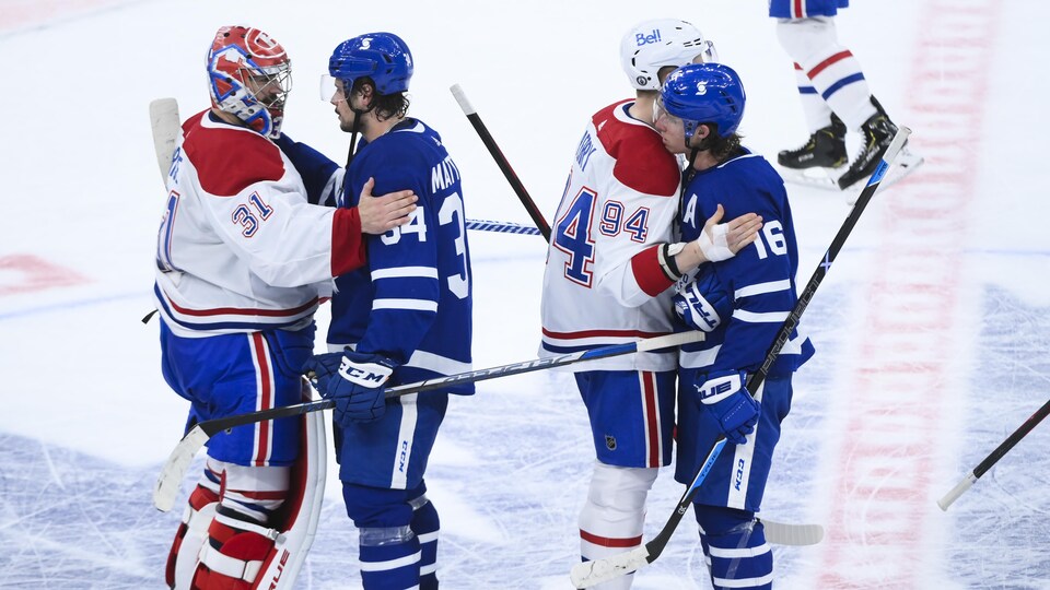 Auston Matthews et Mitch Marner donnent la main à Carey Price et Corey Perry, du Canadien, après leur élimination.