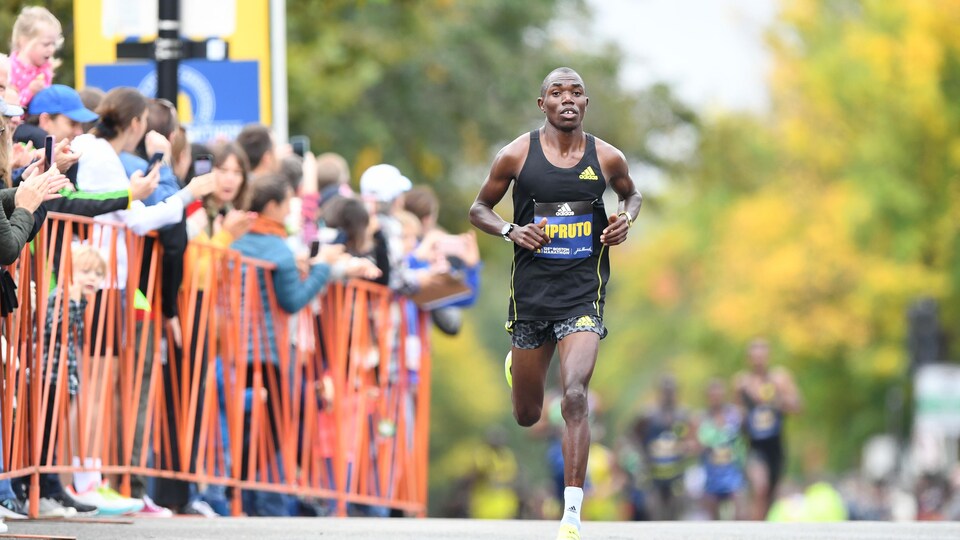 Le Kényan Benson Kipruto Remporte Le 125e Marathon De Boston | Radio ...