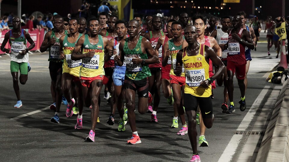 Des coureurs en peloton au départ d'un marathon