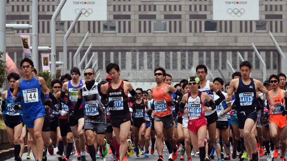 La masse de coureurs s'élance.