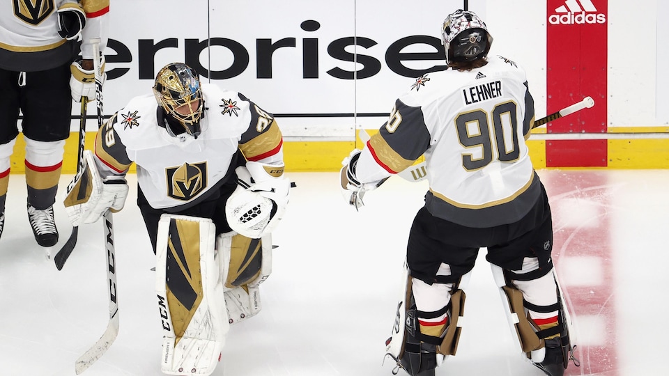 Les deux gardiens se croisent sur la glace.