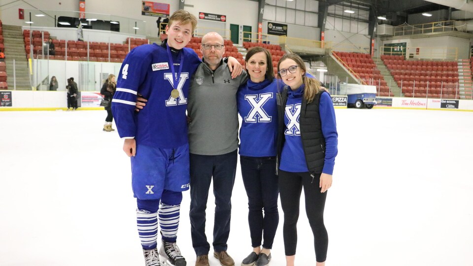 La famille Lajoie sur la patinoire après la victoire de l'équipe de Marc en finale du tournoi John Reid, de Saint-Albert.