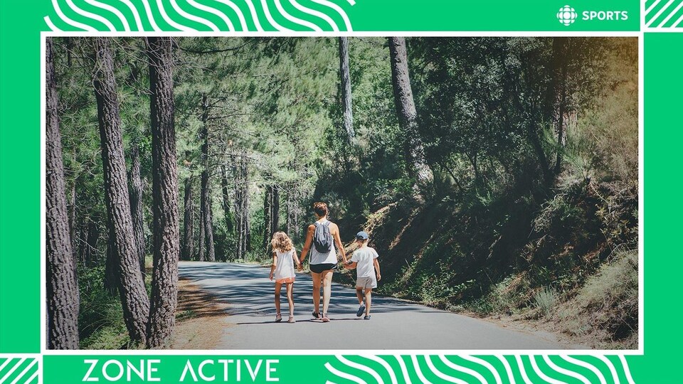 Un femme et deux enfants marchent.