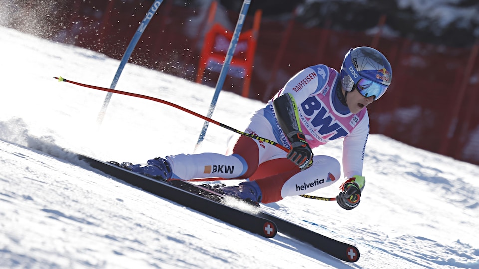 Un skieur négocie un virage pendant une compétition.