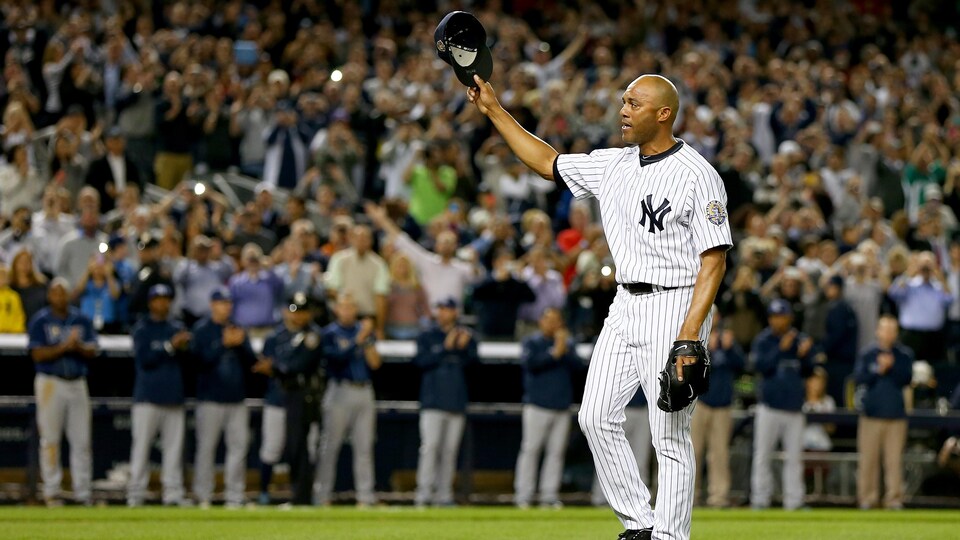 Le releveur Mariano Rivera salue la foule du Yankee Stadium à son dernier match à New York.