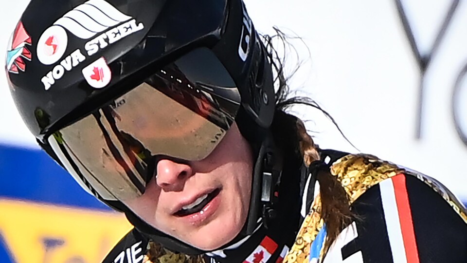 Elle reprend son souffle après la course.