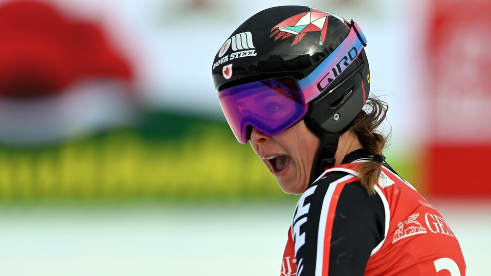 Elle crie au terme de sa course.