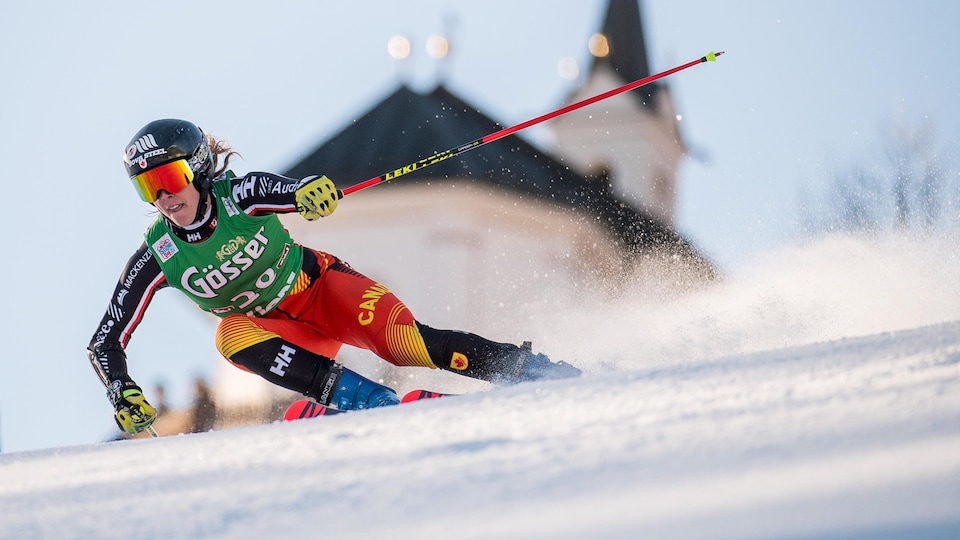 Elle attaque une piste de ski.