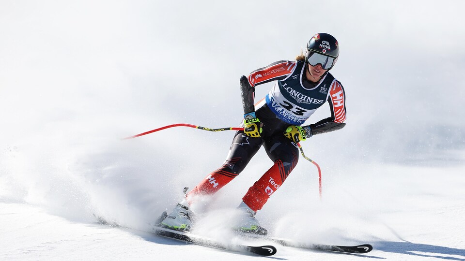Une skieuse alpine sur la piste