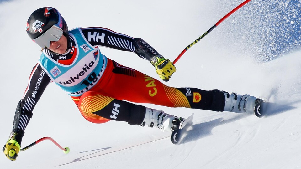 Une skieuse dévale une pente pendant une compétition.