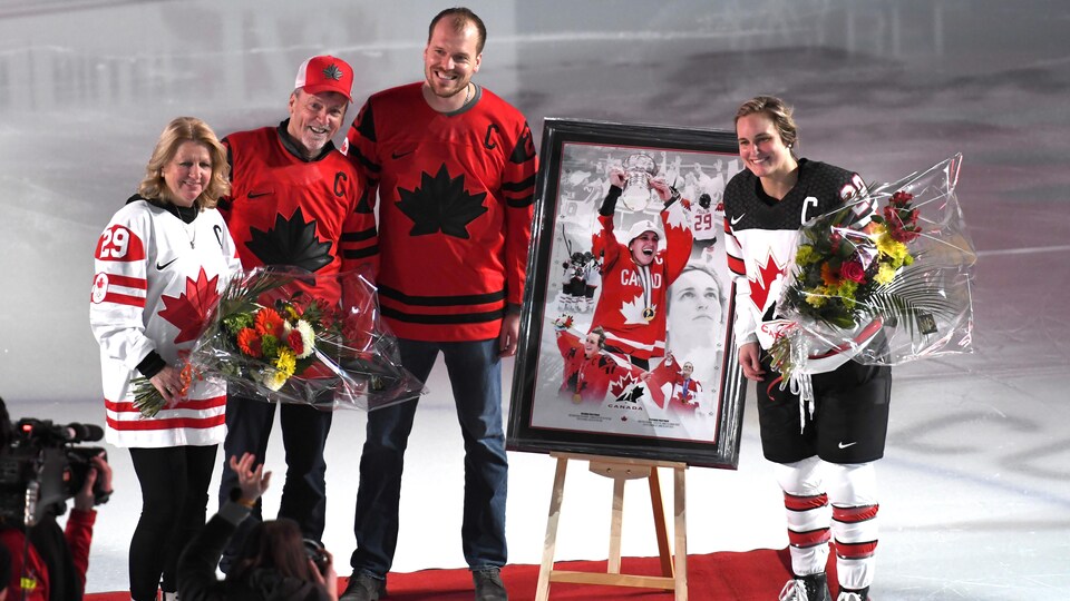 La hockeyeuse Marie-Philip Poulin est honorée avant un match de la Série de la rivalité disputé à Trois-Rivières.