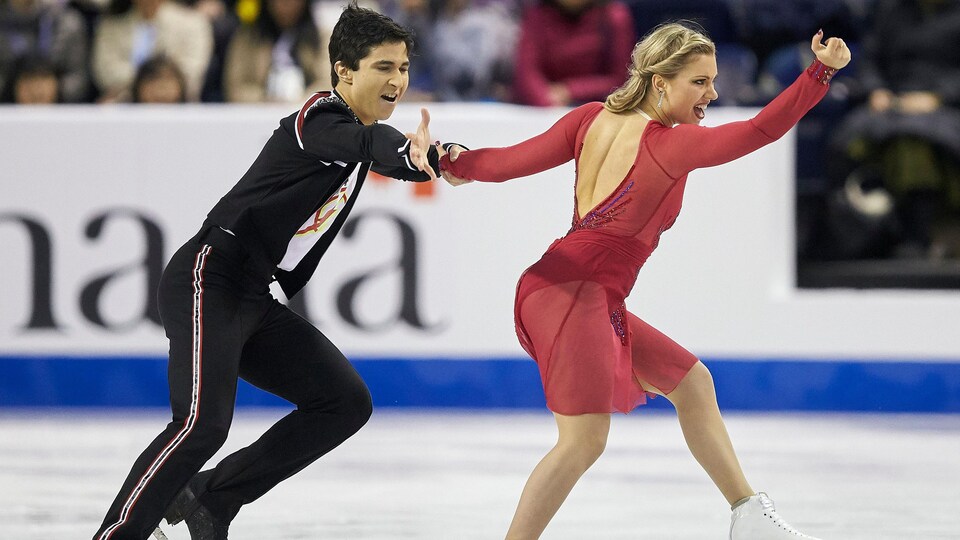 Ils patinent pendant leur programme.