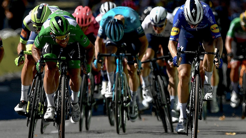 Des cyclistes au sprint