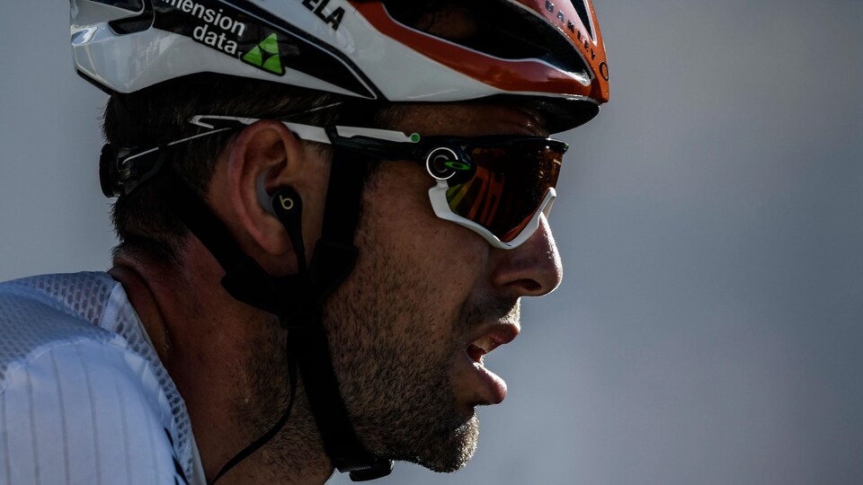 Gros plan de profil d'un cycliste avec un casque et des lunettes