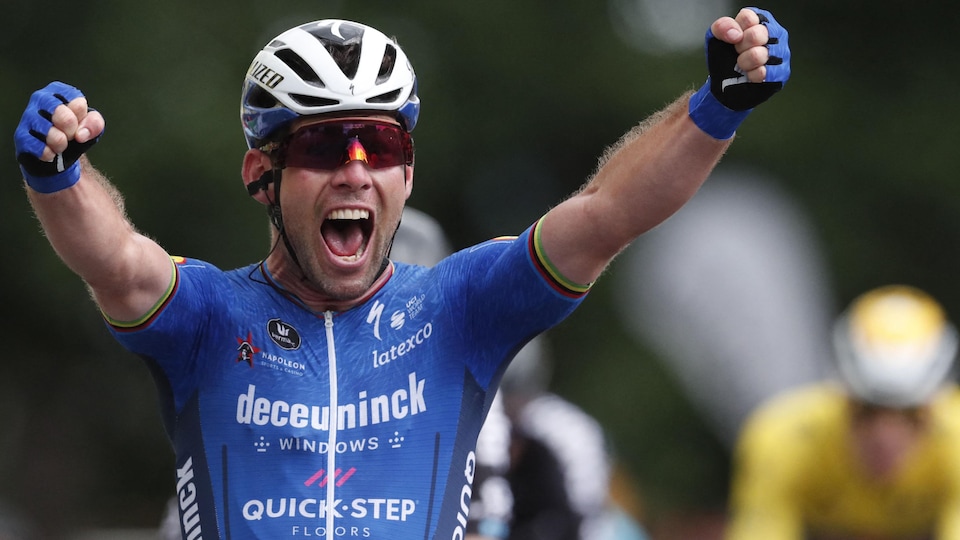 Mark Cavendish lève les deux bras lors d'une victoire au Tour de France.