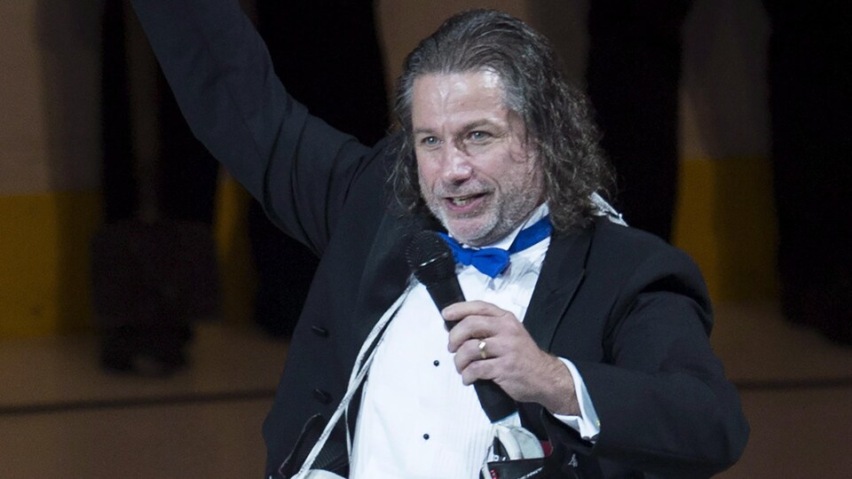 Mark Donnelly lève le pouce droit en l'air.