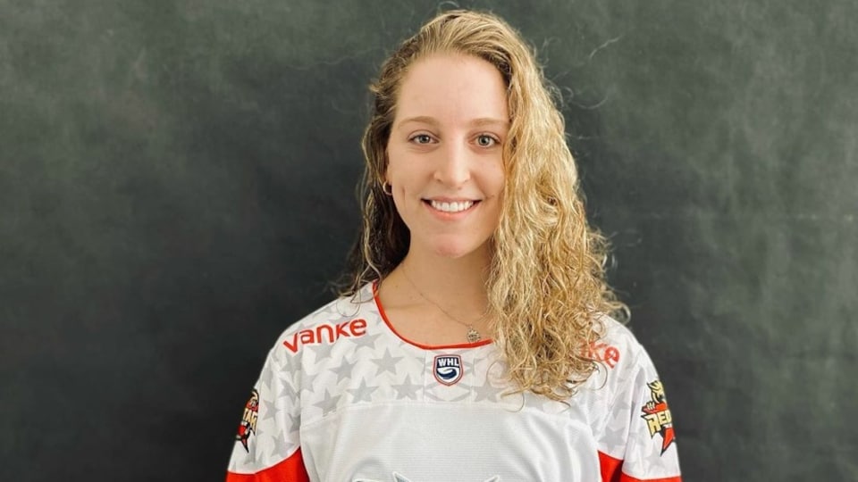 Marlène Boissonnault avec son gilet de hockey.
