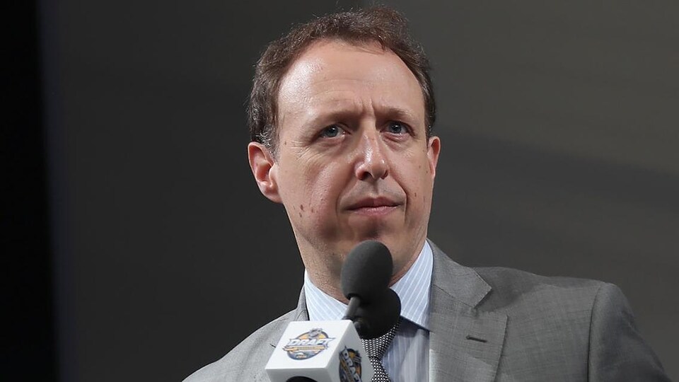 Il est au podium pendant le repêchage de la LNH.