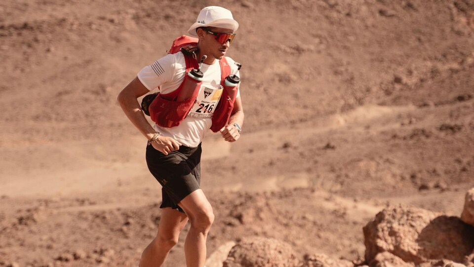 L'ultramarathonien Mathieu Blanchard court durant une étape du Marathon des sables, au Maroc.