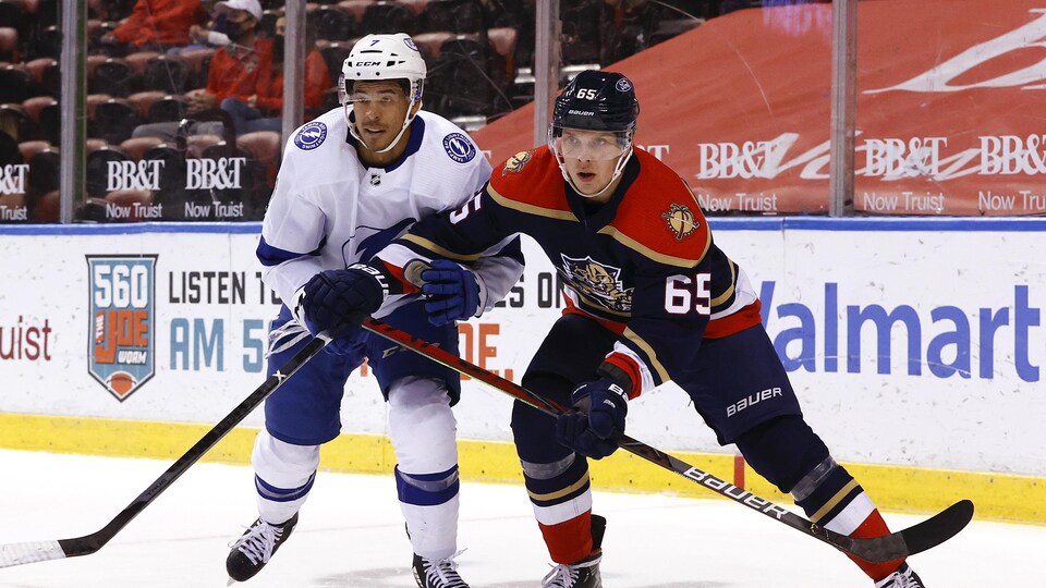 Deux joueurs de hockey attendent la rondelle.