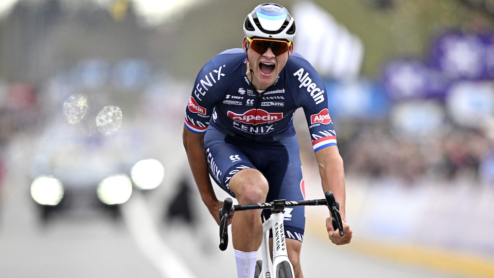 Le cycliste Mathieu van der Poel crie de joie.