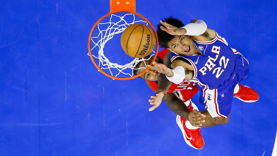 Matisse Thybulle dunks in a game against the New Orleans Pelicans.