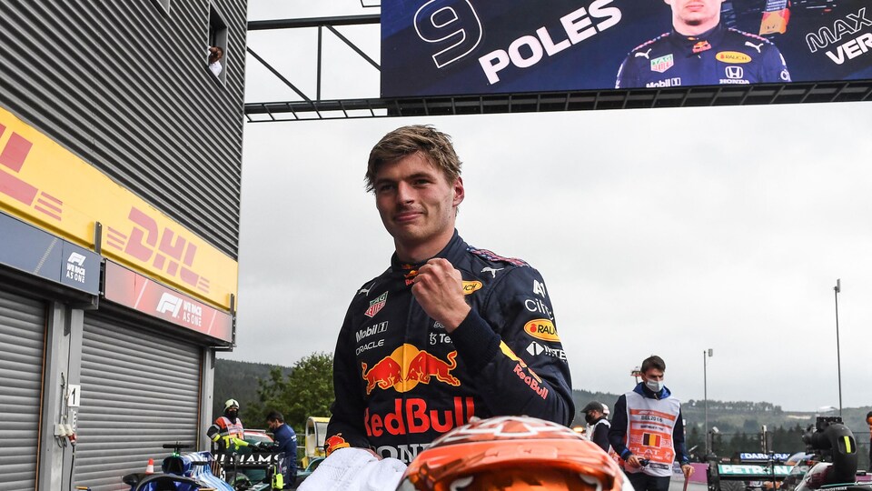 Le coureur automobile serre le poing.
