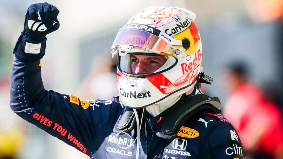 Max Verstappen lève le poing droit après sa victoire à Austin.