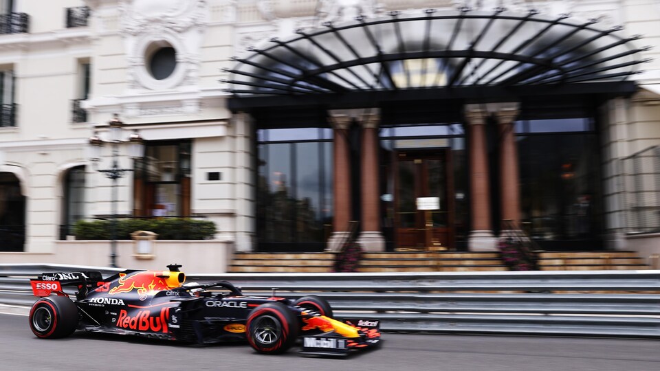 La monoplace de F1 passe devant l'entrée d'un bel hôtel à Monte-Carlo.