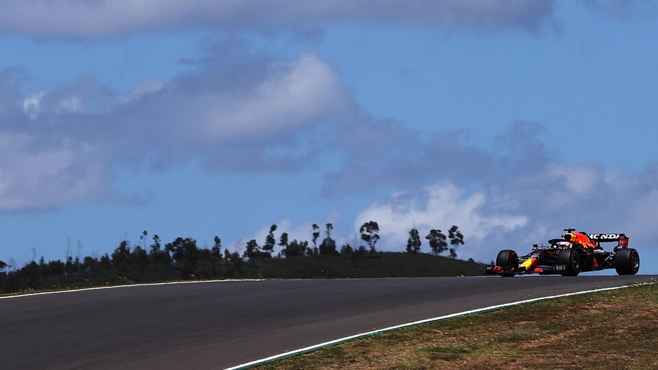 Il roule sur le circuit.