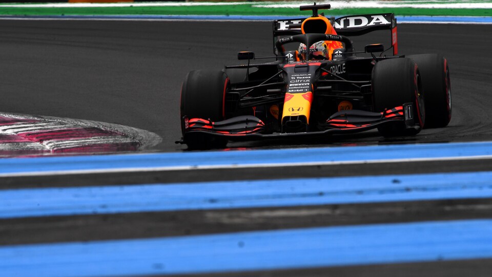 De face, Max Verstappen dans sa monoplace Red Bull tourne à droite sur le circuit Paul-Ricard.