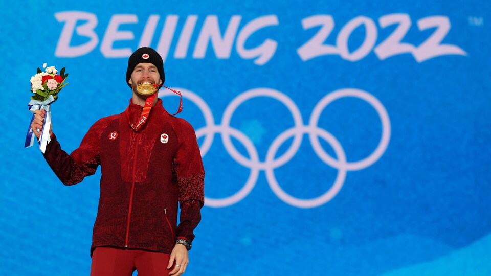 Maxence Parrot croque sa médaille d'or.