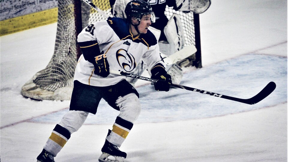 Maxime St-Cyr patine pendant un match de hockey.